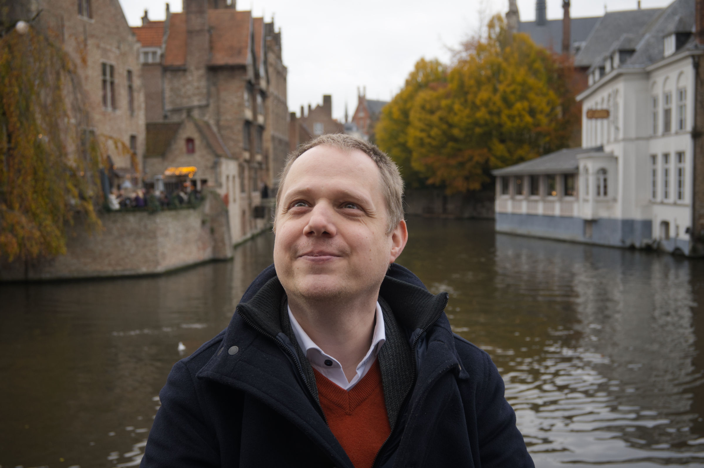 Portret van Maarten Wauters van hypnoQI in Willebroek, die je begeleidt op jouw reis naar een vervullend leven en het thuiskomen in jezelf.