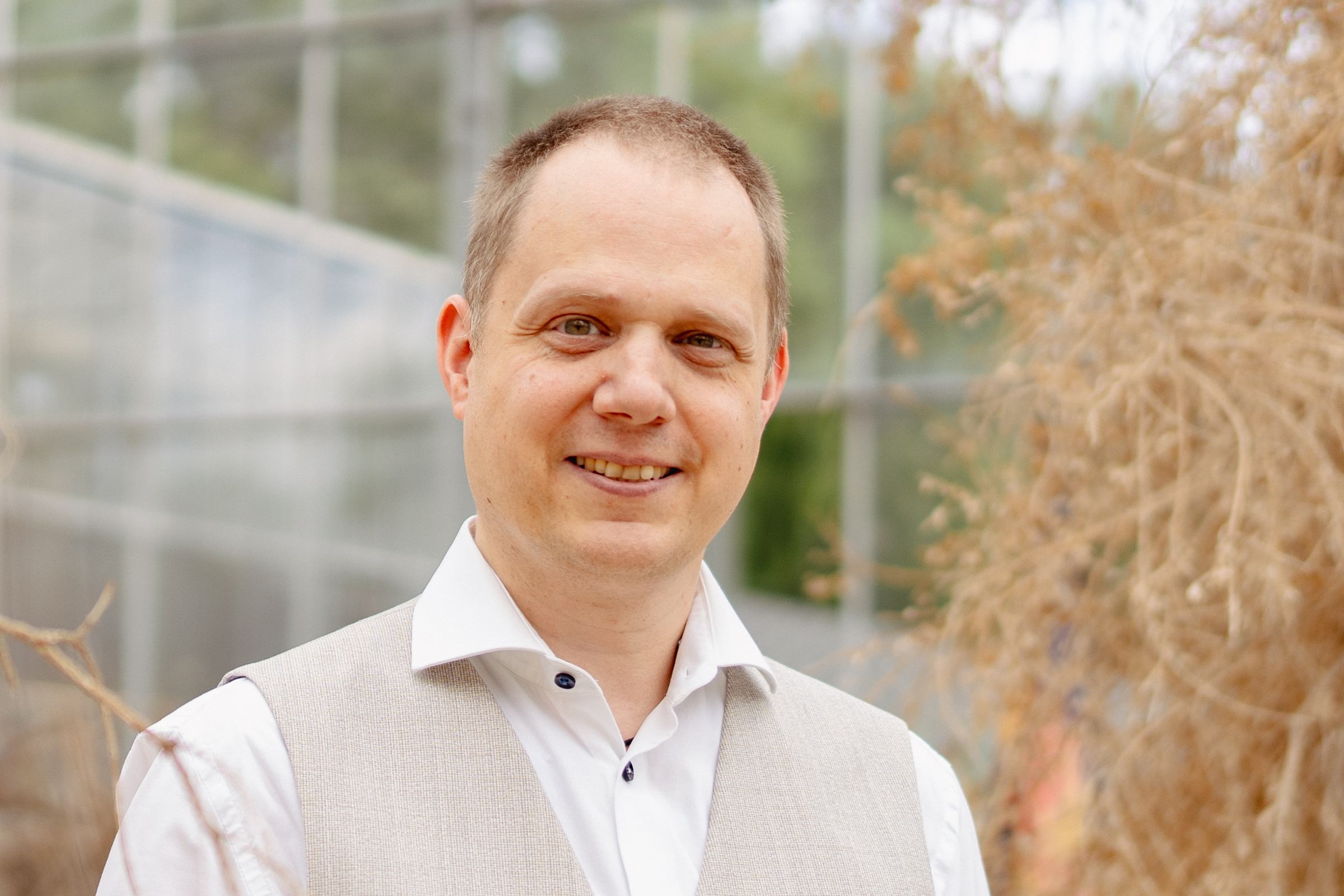 Maarten Wauters, de therapeut achter hypnoQI in Willebroek, deelt zijn persoonlijke reis naar essentie en helpt jou opnieuw thuis te komen in jezelf.