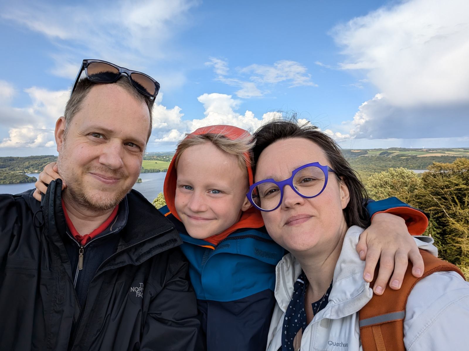 Selfie van Maarten Wauters (45) met zijn partner An en zoon Thor tijdens een vakantie, waarbij Maarten graag reist en nieuwe plekken ontdekt, zoals zijn favoriete bestemming Scandinavië.
